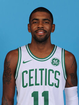 太疼了，萨勒马克尔斯被对手踩中后在地上抽动（萨勒马克尔斯遭对手踩踏后痛苦抽搐倒地）