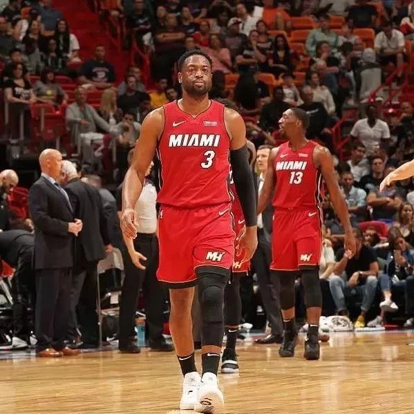 足球转会市场最新动态及趋势（足球转会风云：焦点动态与发展趋势）