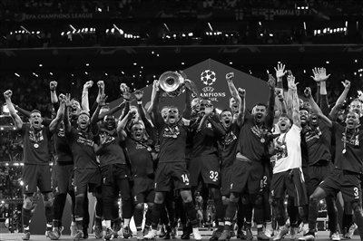 上海申花续约斯卢茨基，欲在亚冠和巴西引援中提升竞争力，期待其带领球队争冠。（申花续约斯卢茨基：力拼亚冠、升级巴西引援，盼率队冲冠）