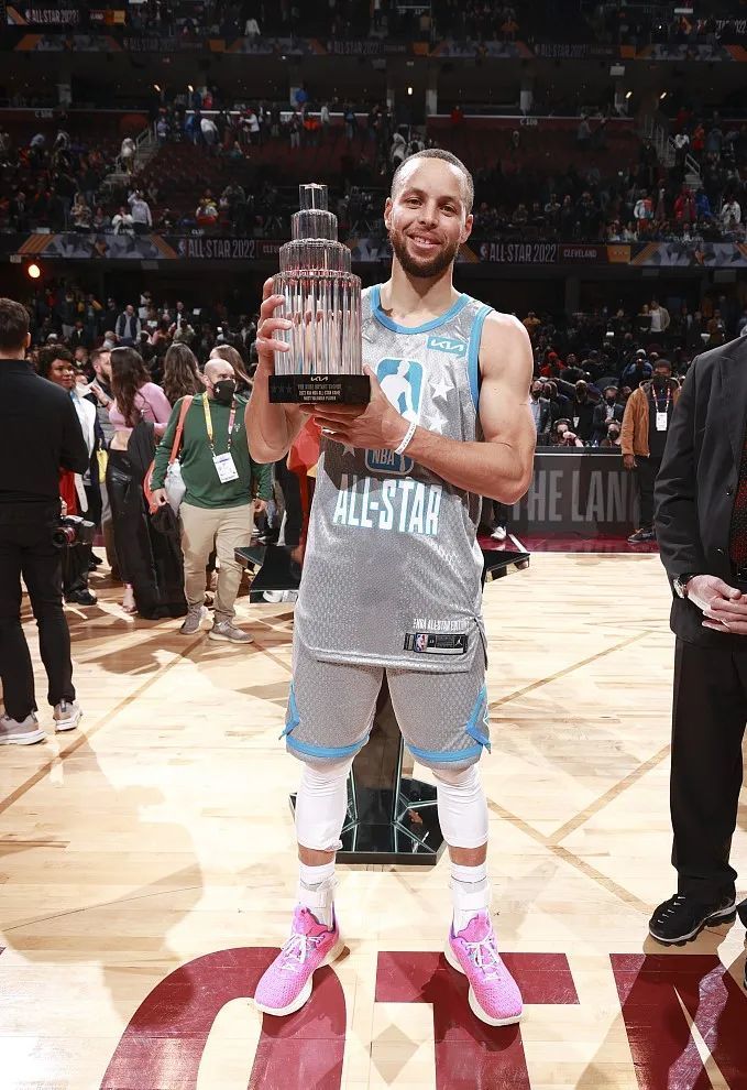 意媒：诺丁汉森林预计周二与尤文接触，以敲定道路的转会（意媒：诺丁汉森林周二将与尤文接触，力争敲定道路转会）